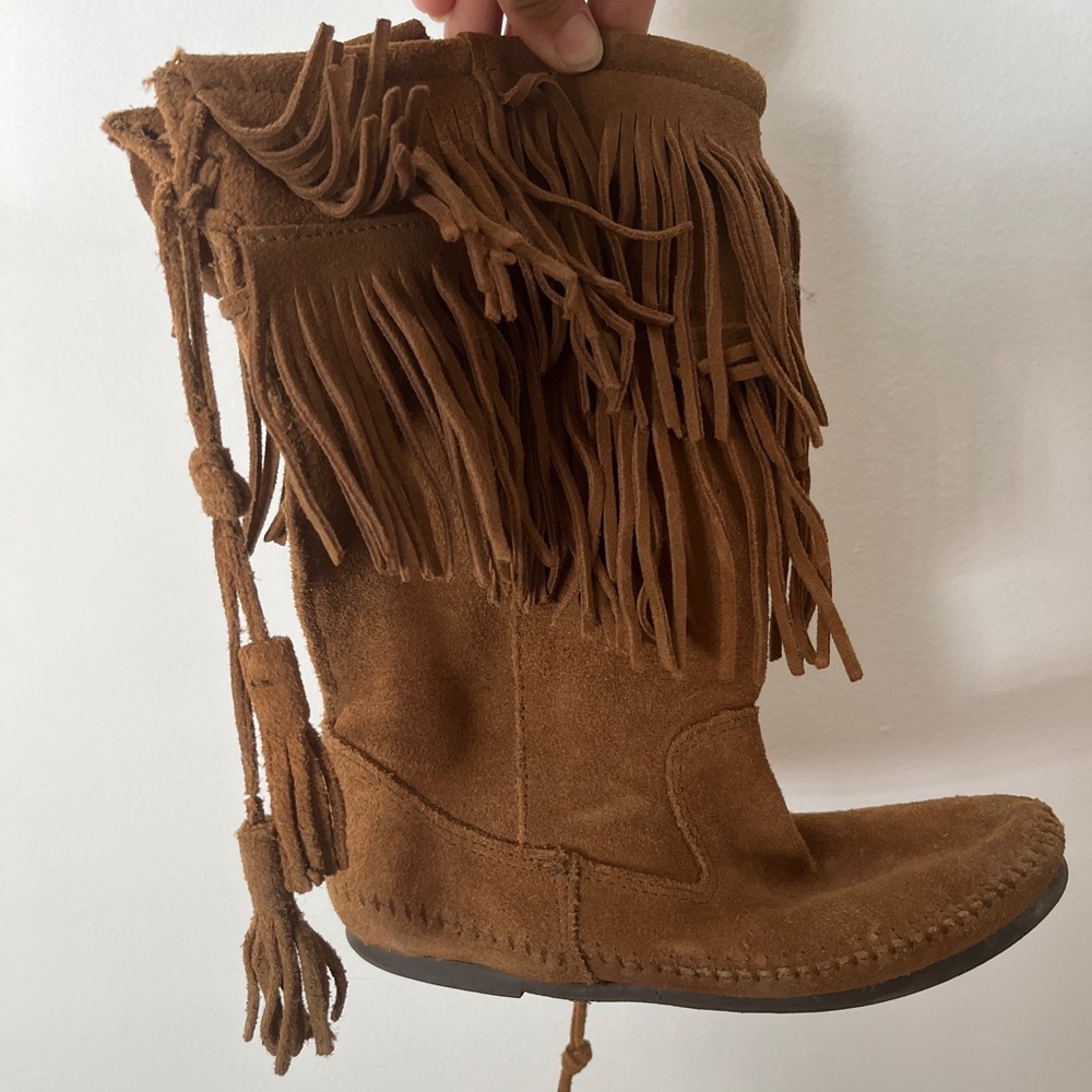 Minnetonka Sz 7 fringe boots